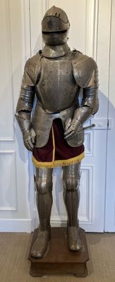 une statue représentant un chevalier en armure