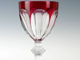 un verre à vin posé sur une table