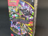 un gros plan sur une boîte de cartes à collectionner Pokémon posée sur une table