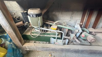 une machine verte qui trône dans un coin de la pièce