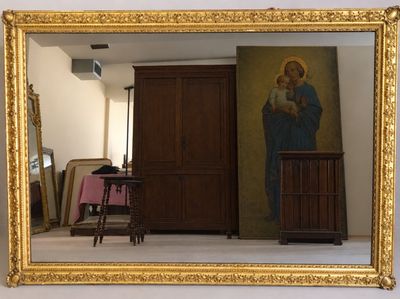 un miroir dans lequel on voit l'image d'une mère et de son enfant