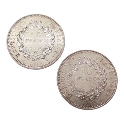 deux pièces d'argent sur fond blanc, avec un fond blanc