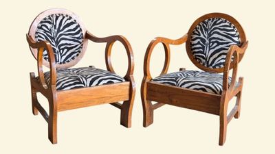 deux chaises en bois avec des coussins à motif zébré