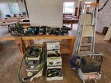 de nombreux outils posés sur un établi dans un bâtiment
