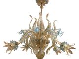 une image représentant un lustre orné de fleurs et de feuilles