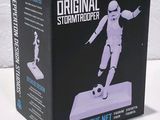 une boîte sur laquelle figure une figurine de Star Wars