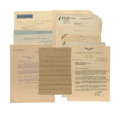 une pile de vieilles lettres et de vieux papiers empilés les uns sur les autres