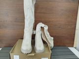 une paire de bottes posée sur une boîte
