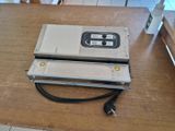 une image représentant un petit appareil électronique posé sur une table