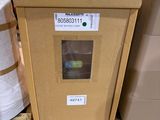 une boîte en carton posée sur une palette dans un entrepôt
