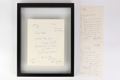 une photo d'une feuille de papier et une feuille de papier sur laquelle il y a quelque chose d'écrit