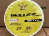 un gros plan sur une boîte ornée d'une bande jaune et d'un joint