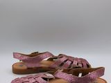 une photo d'une paire de sandales roses sur fond blanc