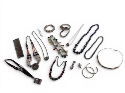 Bel ensemble de bijoux en argent et fantaisies dont : - Photo 1