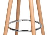 Le tabouret est en bois et son assise est grise.