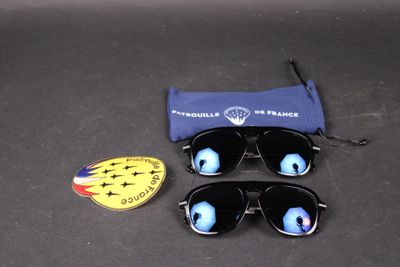 deux paires de lunettes de soleil et un sac posés sur la table