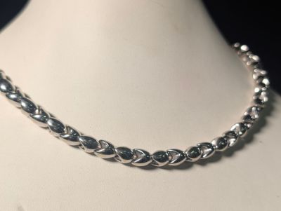 gros plan d'un collier sur un mannequin mannequin mannequin mannequin mannequin mannequin mannequin mannequin mannequin