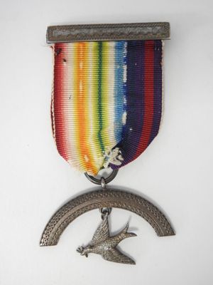 l'image d'une médaille ornée d'une étoile sur le recto