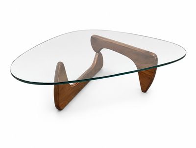 un gros plan sur une table en verre avec un piètement en bois