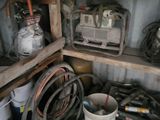 un seau d'outils posé sur une étagère dans un garage