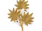 broche en forme de feuille plaquée or sur fond blanc