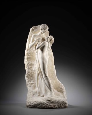 une statue en marbre blanc représentant un ange tenant un enfant dans ses bras