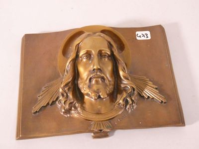 une plaque en métal sur laquelle figure une image de Jésus