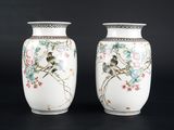 deux vases blancs ornés d'oiseaux et de fleurs sur fond noir