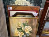 tableau représentant des roses jaunes dans un vase posé sur une table, à côté d'autres tableaux