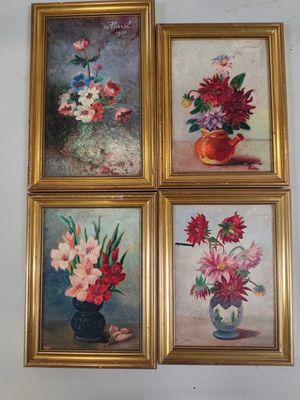 quatre tableaux encadrés représentant des fleurs dans un vase, accrochés au mur