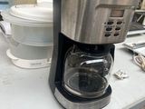 une cafetière posée sur une table
