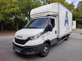 un camion de livraison garé sur le parking