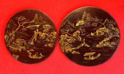 DEUX PANNEAUX en bois laqué de forme circulaire à décor doré…