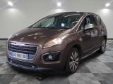 la voiture marron est garée sur un sol en damier dans le garage