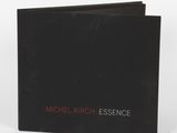un livre noir avec un logo rouge sur la couverture