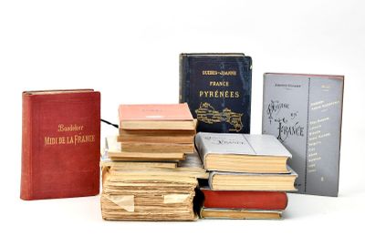 plusieurs livres sont empilés sur une surface blanche