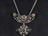 gros plan d'un collier sur un mannequin mannequin mannequin mannequin mannequin mannequin mannequin mannequin mannequin