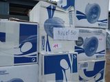 les cartons sont empilés les uns sur les autres sur une palette