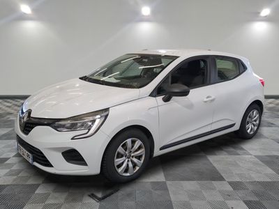 la voiture blanche est garée dans le garage sur un sol en damier