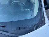 une voiture dont le pare-brise est cassé