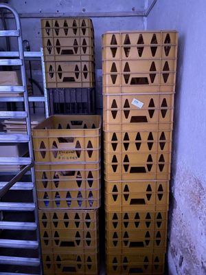 plusieurs caisses empilées dans une pièce