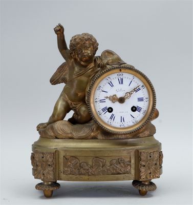 Pendule en bronze de style Louis XVI avec putto, signée dans…