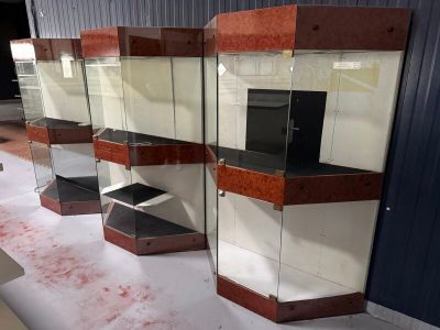 trois vitrines contenant chacune un téléviseur, posées sur une table