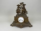 une horloge posée sur une table