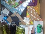 une boîte en carton remplie d'objets divers et un téléphone portable