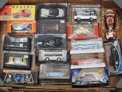 une boîte remplie d'un assortiment de petites voitures et de camions