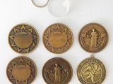 Plusieurs pièces de monnaie et un porte-clés sont posés sur une surface blanche