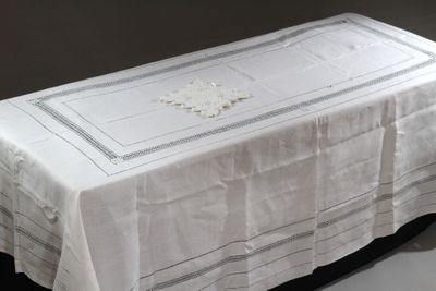 une table blanche recouverte d'une nappe blanche