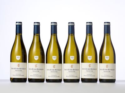six bouteilles de vin blanc alignées sur une table