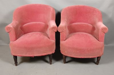 paire de fauteuils en velours rose à accoudoirs tournés
